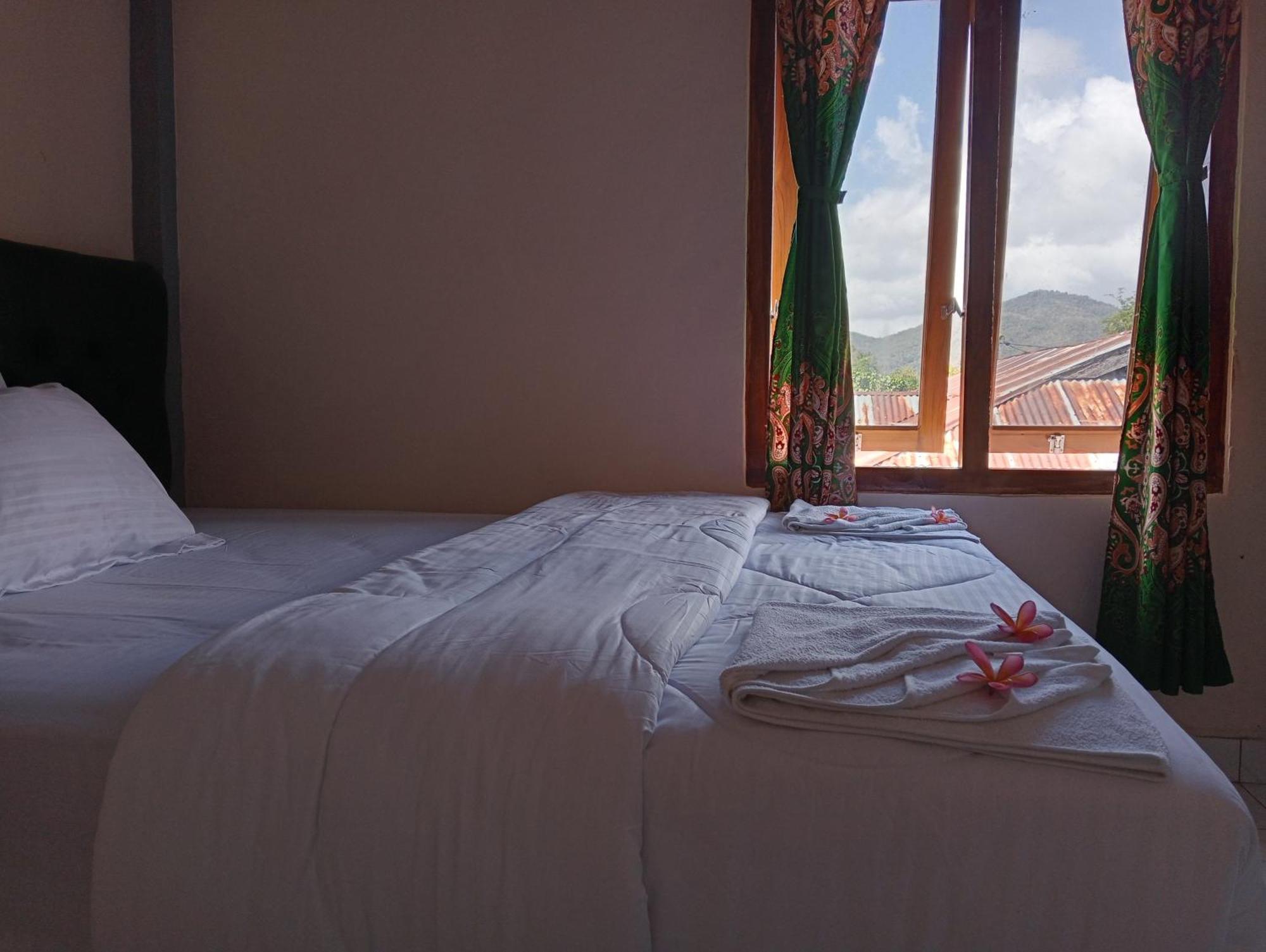 Yusilver Guest House Лабуан-Бахо Экстерьер фото